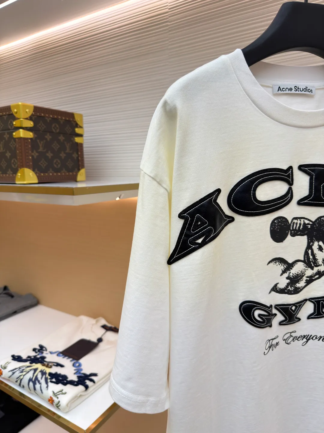 Acne Studios distressed logo short sleeves ●Original version: Purchased and developed for 4100 ●Item number: 1682357-A15 ●Fabric: soft plain weave fabric ●Technology: glue printing ●Color: white gradient ●Version: fitted version ●Weight: about 385 grams ●Size: S-M-L-XL ●Description: Customized elegant cotton double-ply soft plain weave fabric, soft and delicate, comfortable and close to the skin, with warm brown as the main color with grayscale It is unobtrusive but has an overwhelming aura. The ACNE GYM logo on the body is outlined with powerful brown lines. For Everyone is simple but contains profound meaning. The inadvertently smudged distressed effect meets the carrier of retro feelings, which is full of fashion tension, making every outfit a fashion feast. Adopting imported machine appliqué embroidery technology, using advanced computer control systems and precision mechanical components to achieve ACNE GYM appliqué embroidery operations, presenting an embroidery effect with both clarity and three-dimensionality. Glue printing is used. The printing has been modified three times with the film screen. Use glue liquid paint to print the pattern on the fabric. Bake the fabric to fix the gradient of the printed image and make it look old. By spraying dyes of different colors on the surface of the fabric, the clothes can show rich color changes under different lights. Increase the visual layering. The fabrics have been washed, have a better hand feel and texture, are not easy to deform, are not easy to shrink, are not easy to fade, and maintain long-term beauty. The overall wiring is straight and delicate, the fabric is comfortable and soft, and the color is consistent without color difference. It can be matched with the same style to create a fashionable look and control various occasions. Customized accessories, complete with three standards, same style for men and women!